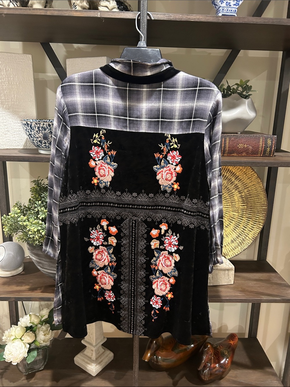 Andree by unit - med Black Velvet Floral Embroidered Women’s top